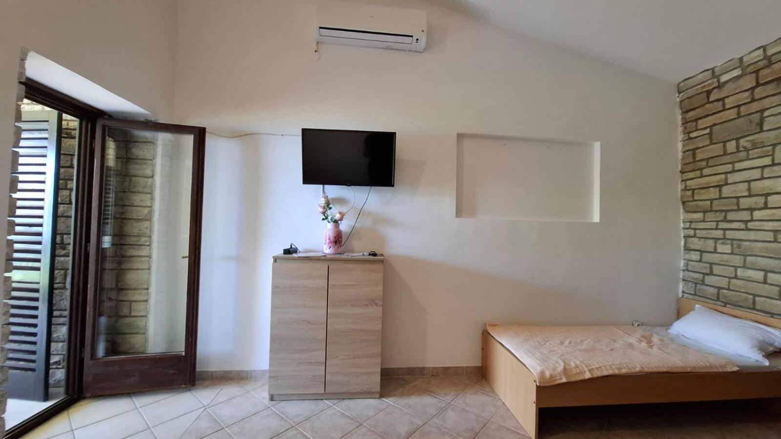 Apartman Karin Donji Karin Екстериор снимка